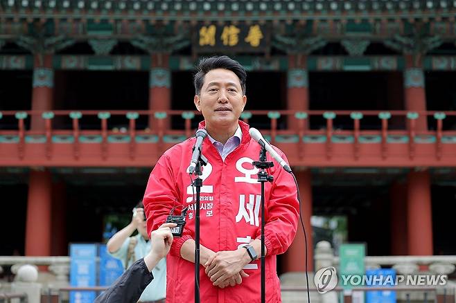 '선거 캠프 공식 출범' 보신각 앞 기자회견하는 오세훈 후보 (서울=연합뉴스) 류영석 기자 = 국민의힘 오세훈 서울시장 후보가 27일 서울 보신각 앞에서 출마 기자회견을 하고 있다. 2026.4.27 ondol@yna.co.kr