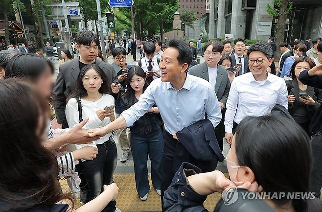 시민들에게 인사하는 오세훈 후보 (서울=연합뉴스) 류영석 기자 = 국민의힘 오세훈 서울시장 후보가 27일 기자회견을 위해 시청을 나와 보신각으로 향하며 시민들에게 인사를 하고 있다. 2026.4.27 ondol@yna.co.kr
