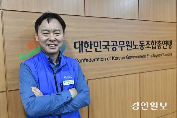 공주석 위원장은 취임 일성으로 ‘헌법10조’를 앞세웠다. 모든 국민은 인간으로서 존엄과 행복추구 권리를 갖고, 국가는 개인의 기본적 인권을 보장해야 한다는 조항이다. 이는 ‘공무원도 사람이다’라는 선언이었다. /김우성기자 wskim@kyeongin.com