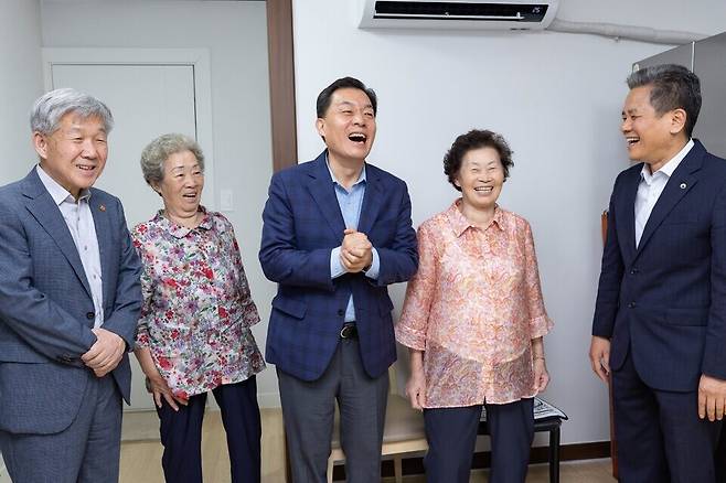 ▲&nbsp;지난해 8월 수원에 거주하고 있는 독립유공자 후손 집수리 지원사업 완료 가구에서 집들이가 열려 관계자들이 축하를 하고 있다. /사진제공=수원특례시