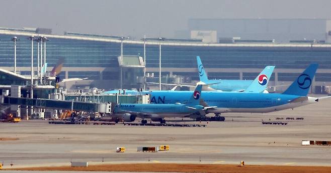 ▲&nbsp;대표적 적자공항인 양양국제공항 등 강원권 공항과 흑자공항인 제주국제공항은 동아시아 허브공항인 인천국제공항과의 국내선 취항을 통해 수익구조가 개선될 것으로 기대된다. 사진은 인천공항전망대에서 바라본 인천국제공항 계류장 모습. /인천일보DB