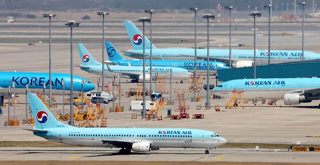 ▲ 대표적 적자공항인 양양국제공항 등 강원권 공항과 흑자공항인 제주국제공항은 동아시아 허브공항인 인천국제공항과의 국내선 취항을 통해 수익구조가 개선될 것으로 기대된다. 사진은 인천공항전망대에서 바라본 인천국제공항 계류장 모습. /인천일보DB