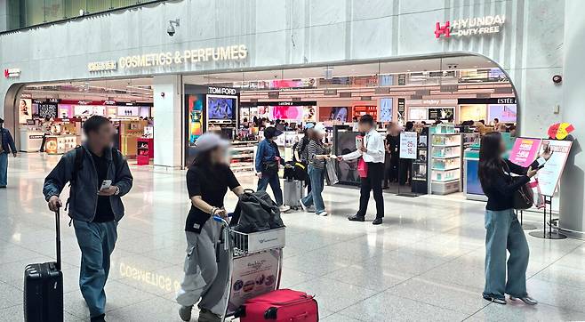 ▲ 현대면세점이 28일부터 영업에 들어간 '인천공항 DF2 화장품·향수·주류·담배 사업권'의 제1여객터미널 매장. /김기성 기자 audisung@incheonilbo.com