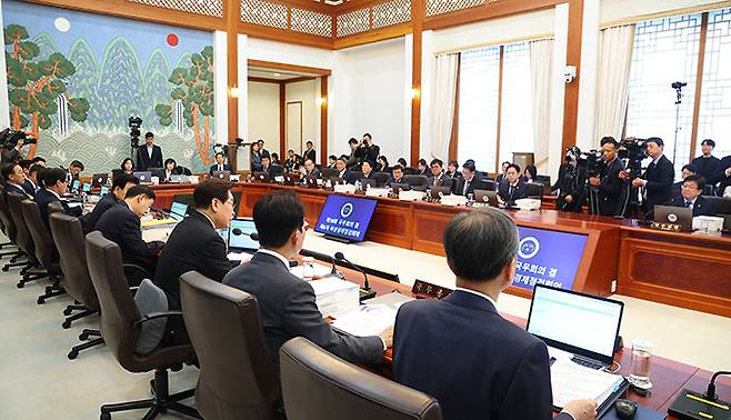 이재명 대통령이 28일 청와대에서 국무회의 겸 비상경제점검회의를 주재하고 있다. 사진=연합뉴스