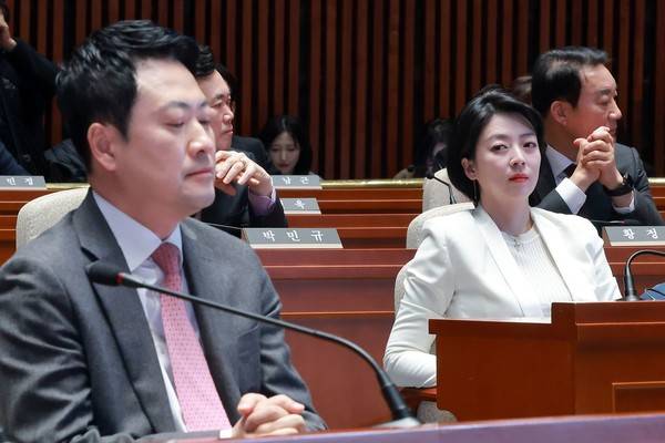 지난 4월9일&nbsp;국민의힘 장동혁 대표가 국회에서 열린 의원총회에 참석해 송언석 원내대표 발언을 듣고 있다. 국민의힘 서울시당위원장인 배현진 의원이 장 대표를 쳐다보고 있다. 2026.4.9. [사진=연합뉴스]