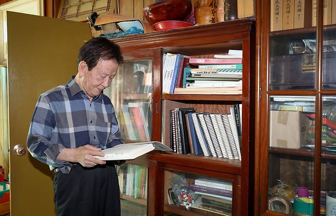 이창락 화가가 20년 넘게 써오고 있다는 그의 일기를 펼쳐 보이며 그 속에 담긴 그의 일상에 대해 이야기하고 있다. 이수화 기자