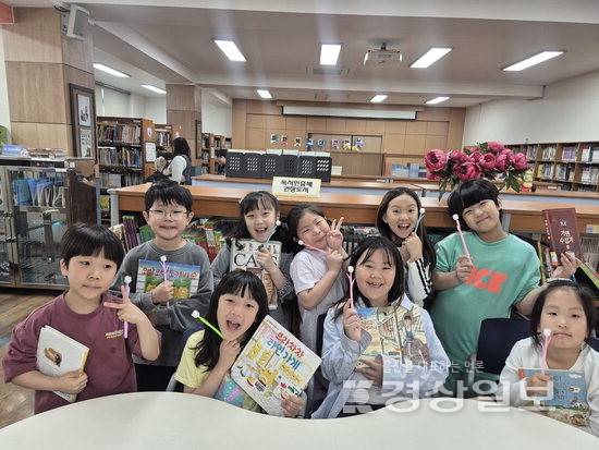 ▲ 울산중앙초 학생들이 도서관에서 장미꽃 볼펜 피우기 활동을 하고 있다.