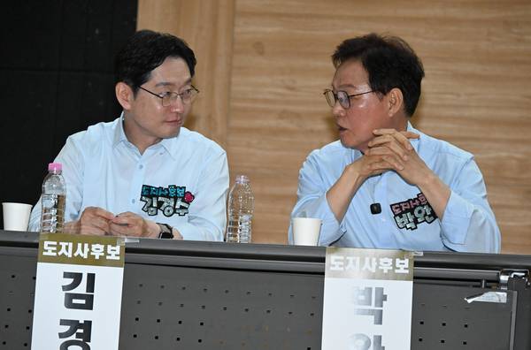 김경수 더불어민주당 경남도지사 후보와 박완수 국민의힘 경남도지사 후보가 28일 창원문화원에서 열린 경남가정어린이집연합회 영아돌봄 정책간담회에서 이야기를 나누고 있다. /김구연 기자