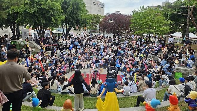 지난해 열린 행복북구문화재단의 2025 어린이 대축제 야외무대 모습.  <행복북구문화재단 제공>
