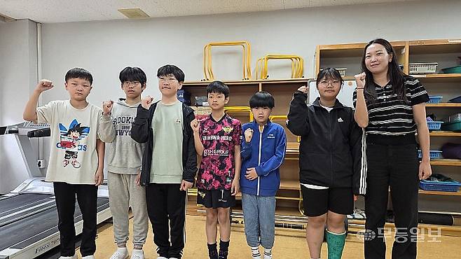 28일 광주 수문초등학교 육상부실에서 한정미 지도자가 학생들과 함께 선전을 다짐하고 있다. 한경국기자