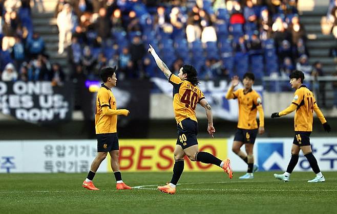 득점 후 세리머니 중인 신창무. 광주FC 제공