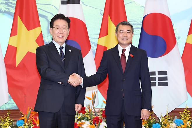베트남을 국빈 방문한 이재명 대통령이 23일(현지시간) 하노이 총리실에서 레 민 흥 총리와 면담 전 기념촬영을 하고 있다. / 사진=연합뉴스
