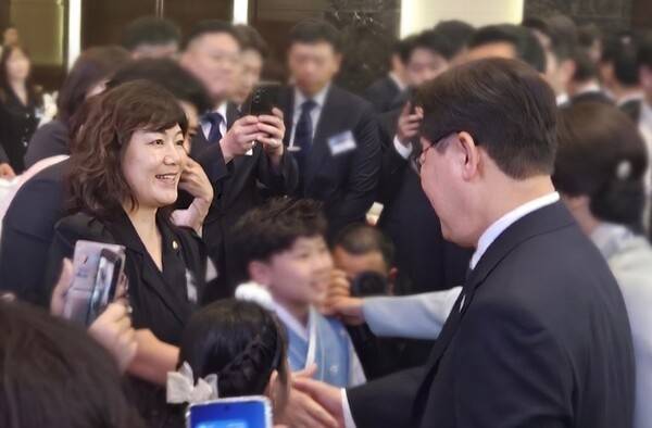 전경주 디토닉 베트남 법인 공동법인장이 지난 22일 베트남 동포간담회에서 이재명 대통령과 악수하고 있는 모습. [출처=디토닉]