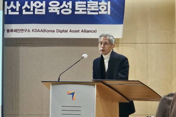 홍승필 한신대 교수가 28일 서울 여의도 금융투자교육원에서 열린 '공공 STO 모델을 통한 포용적 디지털 경제 구현 토론회'에서 'STO를 활용한 전세대출 적용 방안'에 대한 주제발표를 진행하고 있다. [출처=이해선 기자]