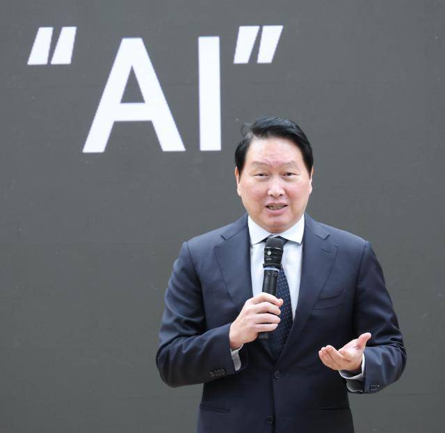 최태원 대한상의 회장이 28일 국회 의원회관에서 개최한 '한중 의원연맹 2026년 제1회 정책세미나'에서 '미·중 AI 패권 경쟁 속 대한민국 성장 전략'이라는 주제로 강연을 하고 있다. [사진=대한상공회의소]