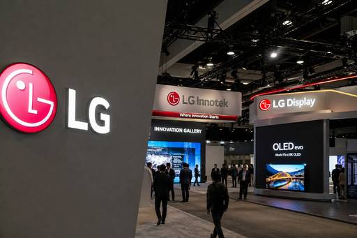 생성형 AI로 구현한 LG 디스플레이와 LG이노텍 전시관 이미지./챗GPT