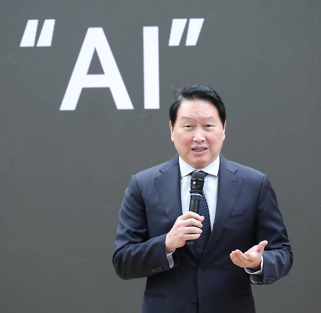 최태원 대한상의 회장이 28일 국회 의원회관에서 개최한 '한중 의원연맹 2026년 제1회 정책세미나'에서 '미·중 AI 패권 경쟁 속 대한민국 성장 전략'이라는 주제로 강연을 하고 있다.(사진=대한상의)