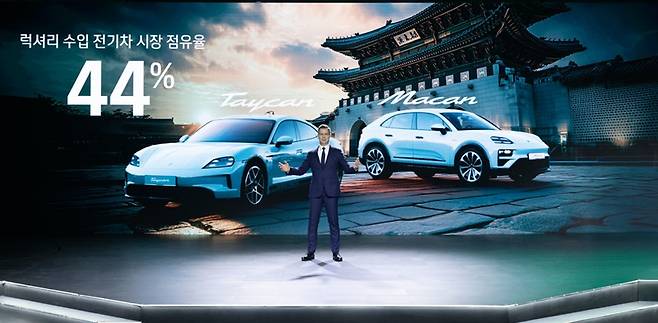 마티아스 부세 포르쉐코리아 대표가 최근 진행된 포르쉐 카이엔 일렉트릭 공개 행사에서 포르쉐의 한국 시장 점유율에 대해 강조했다. / 포르쉐코리아