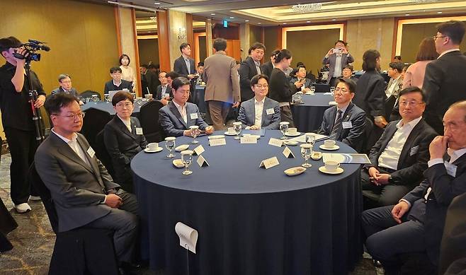 (왼쪽부터) 최성안 삼성중공업 부회장, 최연혜 한국가스공사 사장, 이상균 한국조선해양플랜트협회 회장, 김정관 산업통상부 장관, 황종우 해양수산부 장관, 박정석 한국해운협회 회장이 '조선-해운 상생발전 전략협의회' 발족식에 참석한 모습. [사진=우현명 기자]