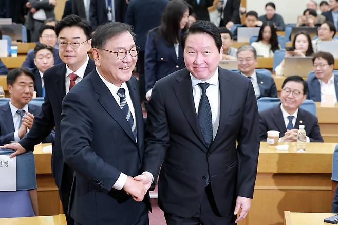 한중의원연맹 회장인 더불어민주당 김태년 의원과 대한상공회의소 회장인 최태원 SK그룹 회장이 28일 국회의원회관에서 한중의원연맹이 연 '미·중 AI 기술 패권 경쟁 속 대한민국 성장전략' 정책세미나에 참석해 인사하고 있다. / 연합뉴스