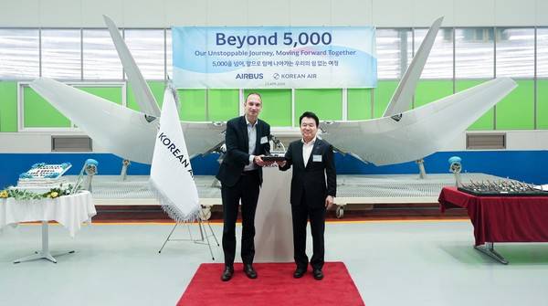 지난 23일 오후 부산 강서구 대한항공 테크센터에서 열린 'A320 샤크렛 5000호기 납품 기념식'에서 유종석 대한항공 안전보건 총괄 겸 오퍼레이션 부문 부사장(오른쪽)과 브누아 슐츠(Benoit Schultz) 에어버스 최고 조달 책임자(왼쪽)가 기념촬영을 하고 있다. 사진=대한항공