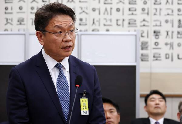 이시원 전 대통령실 공직기강 비서관이 21일 국회 '윤석열 정권 정치검찰 조작기소 의혹 사건 진상규명' 국정조사특별위원회에서 열린 서해 공무원 피격·통계조작·'윤석열 명예훼손' 허위보도 조작기소 의혹 사건에 대한 청문회에서 질의에 답하고 있다. 2026.4.21. 연합뉴스