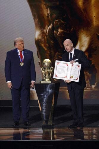 도널트 트럼프 미국 대통령과 잔니 인판티노 FIFA 회장. 사진=AFPBB NEWS