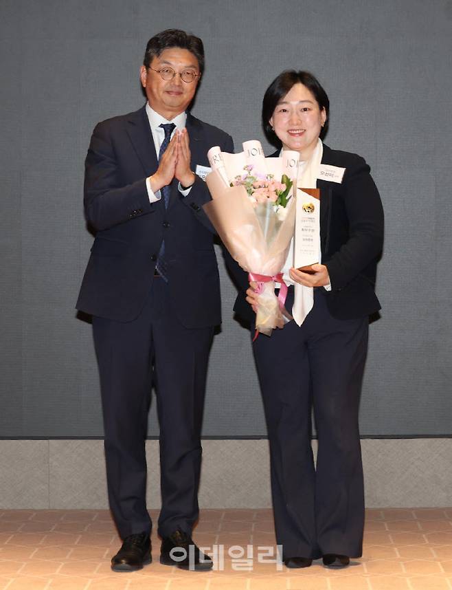 2026 이데일리 금융투자대상이 28일 서울 영등포구 한국거래소 컨퍼런스홀에서 열렸다. 금융투자부문 한국예탁결제원 사장상 자산관리 삼성증권의 오선미(오른쪽) 상무와 이윤수 한국예탁결제원 사장이 기념촬영을 하고 있다. (사진=노진환 기자)