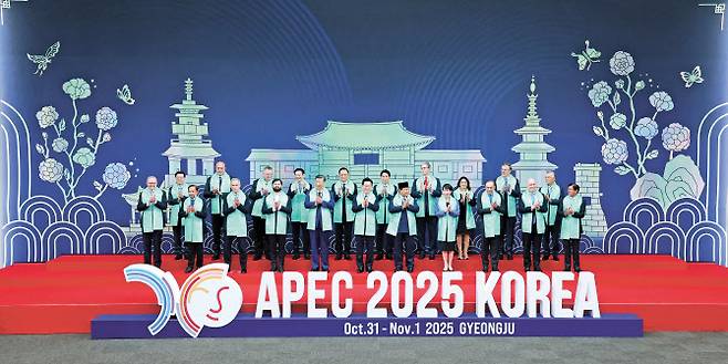 이재명 대통령이 지난해 11월 1일 경주화백컨벤션센터에서 열린 2025 아시아태평양경제협력체(APEC) 정상회의에서 각국 정상들과 한복 소재로 만든 목도리를 두르고 기념 촬영을 하고 있다.(사진=연합뉴스)