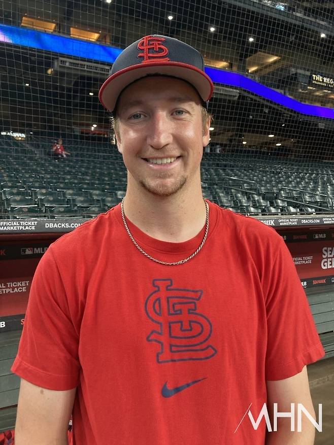 (세인트루이스 시절의 페디가 MHN과 인터뷰 후 사진촬영을 하고 있다)