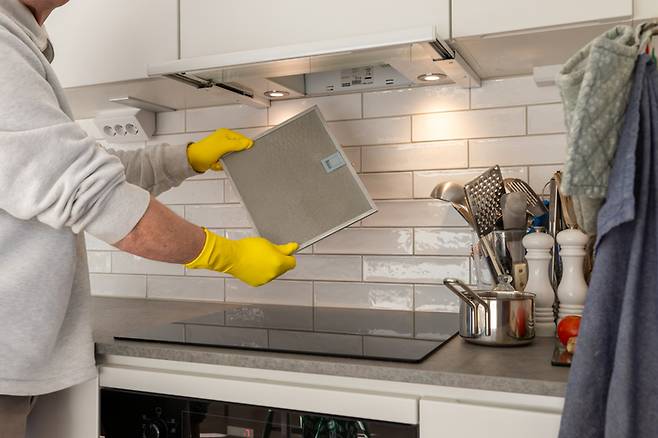 후드 필터는 대부분 미세한 구멍이 촘촘한 망 구조로 이뤄져 있어 표면만 닦아서는 구멍 안쪽의 기름때를 제거하기 어렵다. 사진=게티이미지뱅크