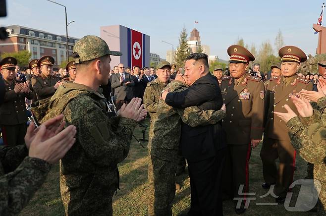 (평양 노동신문=뉴스1) = 지난 26일 평양에서 열린 '해외군사작전 전투위훈기념관' 준공식에 참석한 김정은 노동당 총비서가 러시아 파병군을 끌어안고 위로하고 있다. [국내에서만 사용가능. 재배포 금지. DB 금지. For Use Only in the Republic of Korea. Redistribution Prohibited] rodongphoto@news1.kr