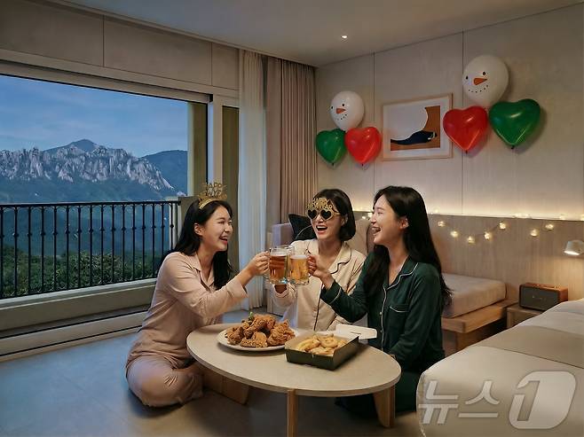 한화리조트 설악 쏘라노에서 파티 나이트 패키지를 즐기는 투숙객들의 모습(한화호텔앤드리조트 제공)