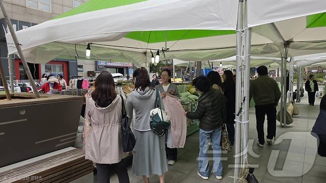 지난 4월 17일 행복한백화점 앞 야외 광장서 진행 중인 동행축제의 모습. ⓒ 뉴스1 이재상 기자