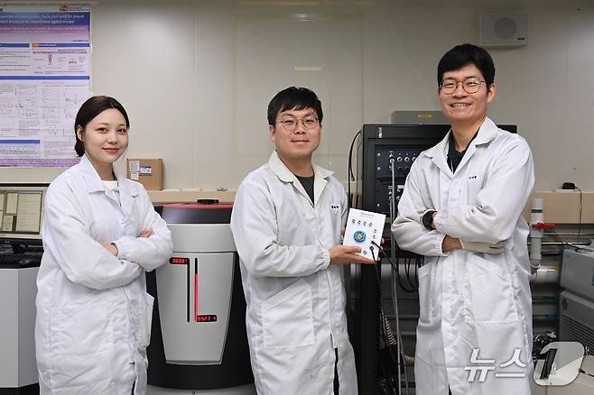위상절연체 기반 차세대 양자소자 구현을 위한 핵심 기술을 개발한 한국전자통신연구원(ETRI) 위상절연체창의연구실 연구진(ETRI 제공)/뉴스1