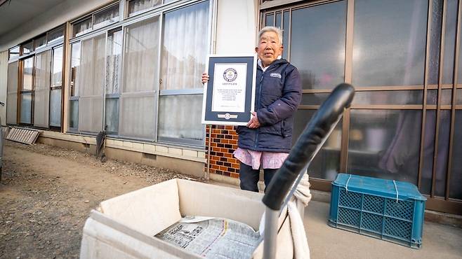 '세계 최고령 여성 신문 배달원'으로 기네스북에 등재된 와타나베 요시에 씨. (기네스 월드 레코드 제공)