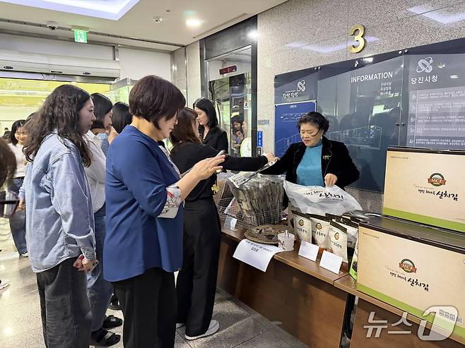 당진시청 구내식당에서 열린 실치김(명천맛김) 홍보 판촉행사 모습(당진시 제공. 재판매 및 DB금지)2026.4.28/뉴스1
