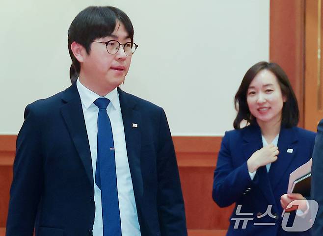 하정우 AI 미래기획 수석과 전은수 대변인이 지난 27일 청와대에서 이재명 대통령의 데미스 하사비스 구글 딥마인드 공동창업자 겸 대표 접견 일정에 참석하고 있다. (청와대통신사진기자단) 2026.4.27 ⓒ 뉴스1 허경 기자
