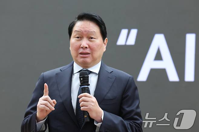 최태원 대한상공회의소 회장이 28일 서울 여의도 국회 의원회관에서 열린 한중의원연맹 제1회 정책세미나에서 미·중 AI 기술 패권 경쟁 속 대한민국 성장전략을 주제로 강연을 하고 있다. 2026.4.28 ⓒ 뉴스1 신웅수 기자