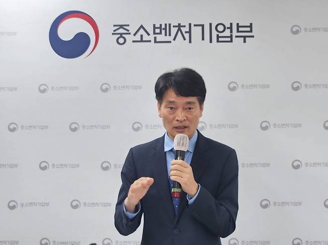 김정주 중소벤처기업부 소상공인정책관이 28일 브리핑에서 소공인 스마트제조지원 사업의 부정수급에 대해 이야기하고 있다 (중기부 제공)