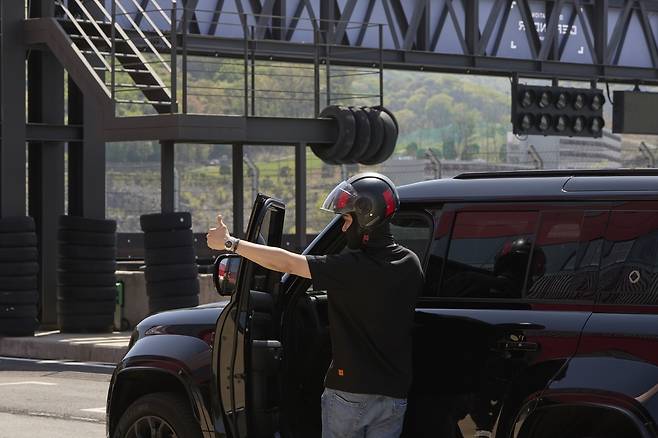JLR 코리아가 17일 충북 진천에서 개최한 '2026 데스티네이션 디펜더' 행사에서 국내 최초로 공개된 랜드로버 중형 SUV '디펜더 OCTA 블랙' 모델을 고객들이 서킷에서 체험하고 있는 모습(JLR 코리아 제공). 2026.4.17.