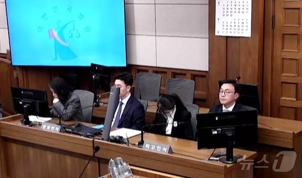 김건희 여사가 28일 서울 서초구 서울고등법원에서 열린 자본시장과 금융투자업에 관한 법률 위반, 정치자금법 위반, 특정범죄 가중처벌 등에 관한 법률 위반 혐의 2심 선고 공판에 출석하고 있다. (서울고등법원 제공. 재판매 및 DB 금지) 2026.4.28 ⓒ 뉴스1