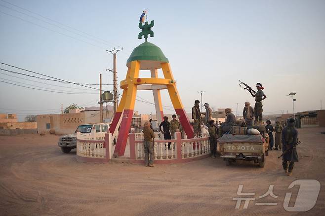 26일(현지시간) 말리 키달에서 아자와드해방전선연합 소속 투아레그 반군들이 시위를 벌이고 있다. 2026.04.26. ⓒ AFP=뉴스1