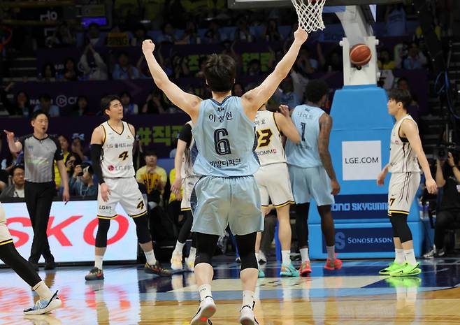 소노 이정현이 27일 고양소노아레나에서 열린 2025~2026 LG전자 프로농구 4강 플레이오프 3차전 LG와 경기에서 승리한 후 기뻐하고 있다. 사진 | 고양=연합뉴스