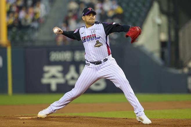 LG 치리노스가 10일 서울 잠실구장에서 열린 2026 KBO리그 정규시즌 SSG전에 선발 등판해 역투하고 있다. 사진 | LG 트윈스