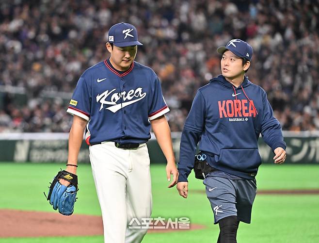 대한민국 야구대표팀의 손주영이 9일 일본 도쿄 도쿄돔에서 열린 2026 월드베이스볼클래식(WBC) 조별리그 호주와 경기 2회말 팔꿈치에 불편함을 느껴 마운드에서 내려가고 있다. 도쿄(일본) | 박진업 기자 upandup@sportsseoul.com