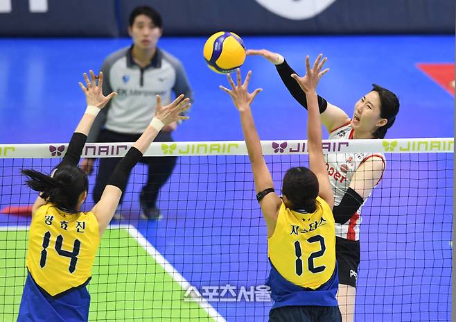 페퍼저축은행 박정아(왼쪽)가 21일 수원체육관에서 열린 2025-2026 V리그 여자부 현대건설과의 경기에서 스파이크 공격을 하고 있다, 2026. 1. 21.  수원 | 박진업 기자 upandup@sportsseoul.com