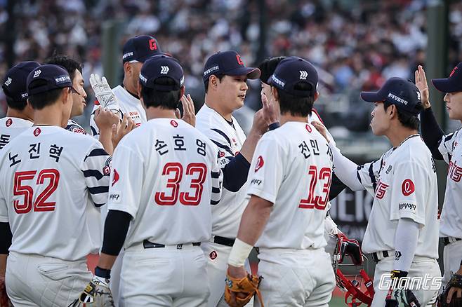 롯데 선수단이 21일 부산 사직구장에서 열린 2026 KBO리그 두산전에서2-6으로 패한 뒤 아쉬운 표정을 지으며 하이파이브를 나누고 있다. 사진 | 롯데 자이언츠