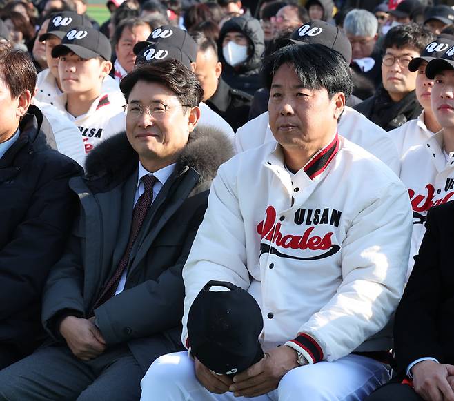 울산 웨일즈 장원진 감독(오른쪽)과 김동진 단장이 2일 울산 문수구장에서 열린 울산 웨일즈 창단식에서 나란히 앉아 있다. 사진 | 울산=연합뉴스