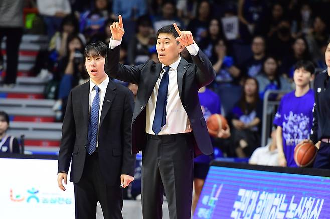 KCC 이상민 감독이 28일 부산 사직실내체육관에서 열린 2025~2026 LG전자 프로농구 4강 플레이오프(PO) 3차전 정관장전에서 작전 지시하고 있다. 사진 | KBL